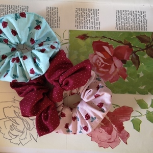 Αγίου Βαλεντίνου scrunchies λαστιχάκια μαλλιών με τριαντάφυλλα 3τμχ medium size. - ύφασμα, δώρο, τριαντάφυλλο, φλοράλ, αξεσουάρ - 3