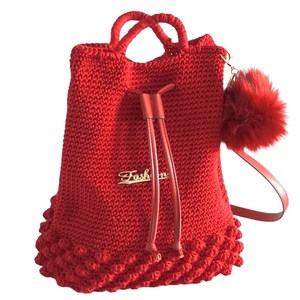 Χειροποίητη κόκκινη πλεκτη τσάντα πλάτης με γούνινο μπρελόκ - 32*33 εκ. - πλάτης, all day, δερματίνη, πλεκτές τσάντες, απαραίτητα καλοκαιρινά αξεσουάρ