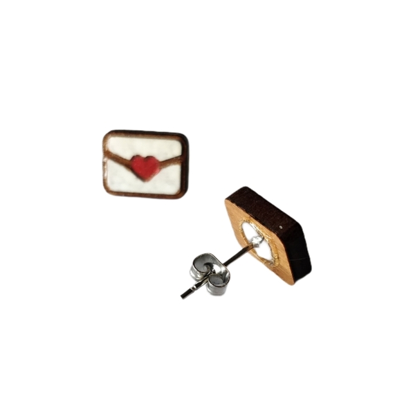 "Έχεις μήνυμα!" - Καρφωτά σκουλαρίκια φάκελος με καρδιά, ξύλο 1,3 εκ. ζωγραφισμένα στο χέρι, βάση ατσάλι - καρδιά, καρφωτά, μικρά, κοσμήματα, γιορτή της μητέρας - 2
