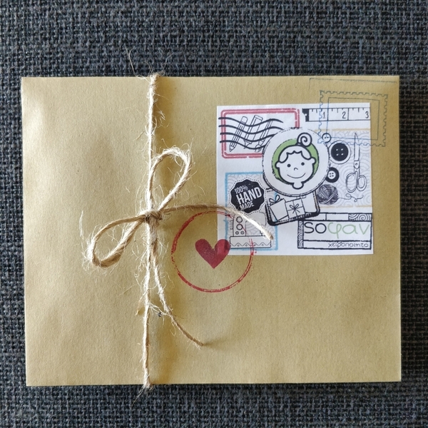 "Έχεις μήνυμα!" - Καρφωτά σκουλαρίκια φάκελος με καρδιά, ξύλο 1,3 εκ. ζωγραφισμένα στο χέρι, βάση ατσάλι - καρδιά, καρφωτά, μικρά, κοσμήματα, γιορτή της μητέρας - 5