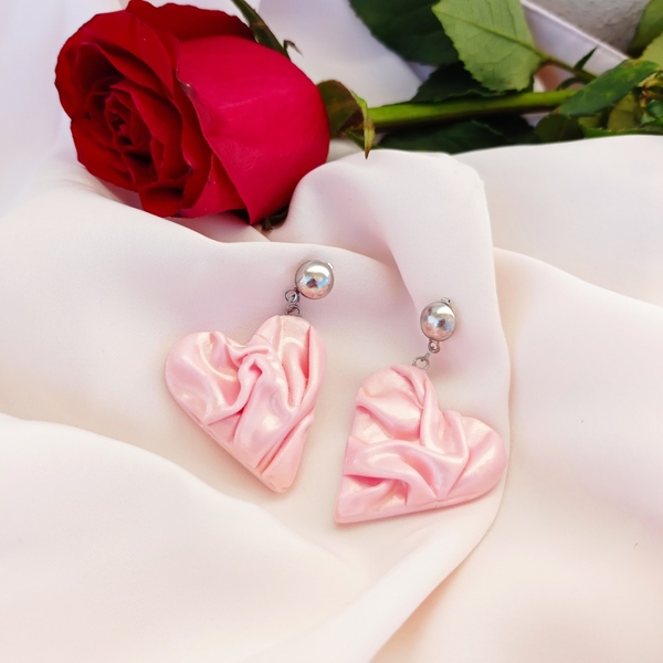 Μεταξένιες καρδιές σκουλαρίκια σε κουφετί ροζ - πηλός, ατσάλι, κρεμαστά, μεγάλα, δώρα αγίου βαλεντίνου - 2