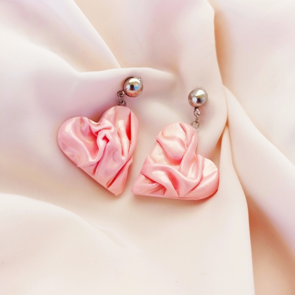 Μεταξένιες καρδιές σκουλαρίκια σε κουφετί ροζ - πηλός, ατσάλι, κρεμαστά, μεγάλα, δώρα αγίου βαλεντίνου - 3