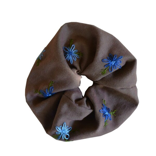 Χειροποίητο κεντημένο Scrunchie "The one with the blue flowers" - λαστιχάκια μαλλιών