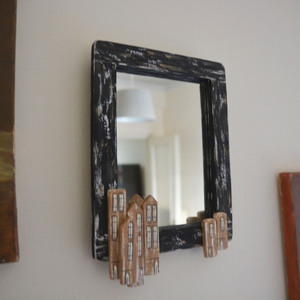 Καθρέπτης ξύλινος χειροποίητος ζωγραφισμένος στο χέρι Γειτονιά με σπίτια 20x26x4 Μαύρο Καπαδάκης - ζωγραφισμένα στο χέρι, διακόσμηση, χειροποίητα, ξύλινα διακοσμητικά τοίχου - 2