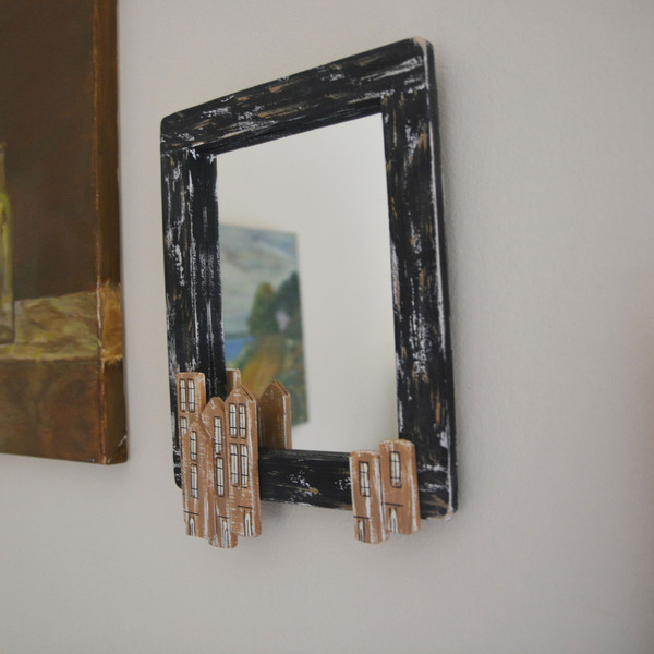 Καθρέπτης ξύλινος χειροποίητος ζωγραφισμένος στο χέρι Γειτονιά με σπίτια 20x26x4 Μαύρο Καπαδάκης - ζωγραφισμένα στο χέρι, διακόσμηση, χειροποίητα, ξύλινα διακοσμητικά τοίχου - 3