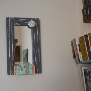 Καθρέπτης τοίχου ξύλινος χειροποίητος ζωγραφισμένος στο χέρι Σπίτια με δέντρο 30x50x5 πολύχρωμο Καπαδάκης - ζωγραφισμένα στο χέρι, διακόσμηση, χειροποίητα, ξύλινα διακοσμητικά τοίχου - 2