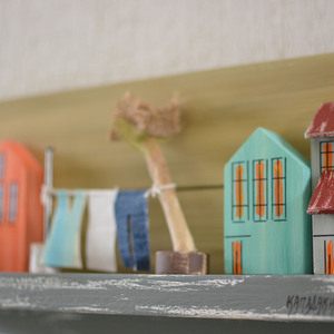 Κρεμάστρα ξύλινη χειροποίητη ζωγραφισμένη στο χέρι Σπίτια με μπουγάδα 35x21x9 πολύχρωμο Καπαδάκης - ζωγραφισμένα στο χέρι, χειροποίητα, κρεμάστρες, ξύλινα διακοσμητικά τοίχου - 5