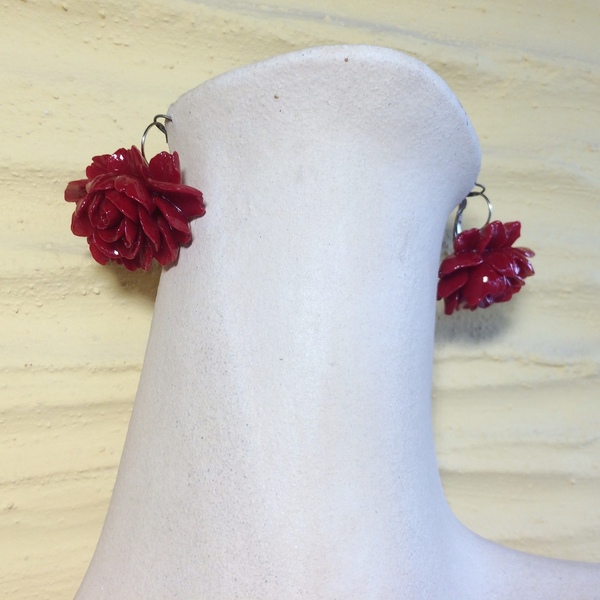 Σκουλαρίκια "Κόκκινη Ντάλια" από ρητίνη - λουλούδι, κρεμαστά, μεγάλα, faux bijoux, φθηνά - 3
