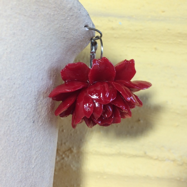 Σκουλαρίκια "Κόκκινη Ντάλια" από ρητίνη - λουλούδι, κρεμαστά, μεγάλα, faux bijoux, φθηνά - 4