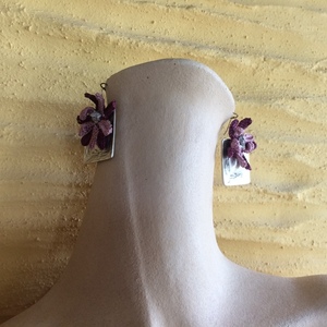 Μεγάλα σκουλαρίκια "Knit-Metal" με μαργαρίτες ροζ--κυκλαμινί - αλπακάς, λουλούδι, κρεμαστά, μεγάλα, πλεκτά - 2