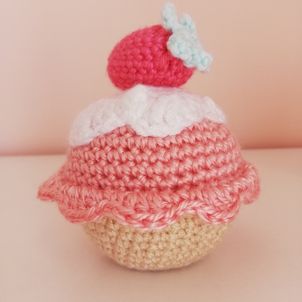 Πλεκτό διακοσμητικό cupcake με φράουλα - crochet, λούτρινο, διακοσμητικά - 2