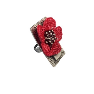 Ορθογώνιο δαχτυλίδι με κοραλλί πλεκτό λουλούδι - αλπακάς, βελονάκι, λουλούδι, boho, μεγάλα, αυξομειούμενα, φθηνά