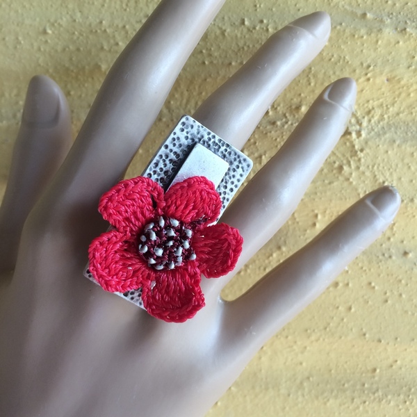Ορθογώνιο δαχτυλίδι με κοραλλί πλεκτό λουλούδι - αλπακάς, βελονάκι, λουλούδι, boho, μεγάλα, αυξομειούμενα, φθηνά - 3