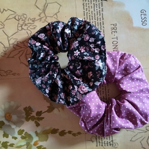 Χειροποίητα λαστιχάκια scrunchies με πουά και floral μαύρο και μωβ 2τμχ medium size - ύφασμα, vintage, φλοράλ, Black Friday, λαστιχάκια μαλλιών - 4