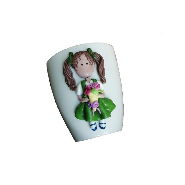 Τρισδιάστατη Χειροποίητη κούπα με πολυμερικό πηλό σχεδιο: Koριτσάκι με ανθοδέσμη - κορίτσι, δώρο, πορσελάνη, κούπες & φλυτζάνια, πολυμερικό πηλό