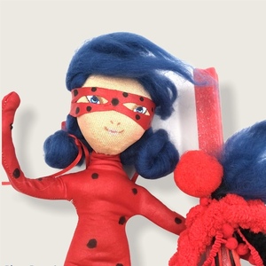 Σετ Πασχαλινή Λαμπάδα κόκκινη αρωματική 30cm ,με κούκλα πάνινη 30cm ύψος - κορίτσι, λαμπάδες, για παιδιά, σούπερ ήρωες, παιχνιδολαμπάδες - 3