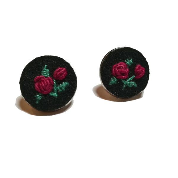 Κεντητά μαύρα στρόγγυλα σκουλαρίκια με κόκκινα τριαντάφυλλα - καρφωτά, μικρά, ατσάλι