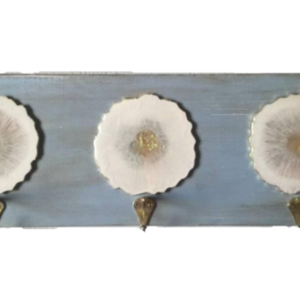 Κρεμάστρα ξύλινη χειροποίητη με λευκό ανάγλυφο λουλούδι από υγρό γυαλί. Διαστάσεις 63Χ18.5 εκατοστά - κρεμάστρες, ξύλινα διακοσμητικά τοίχου