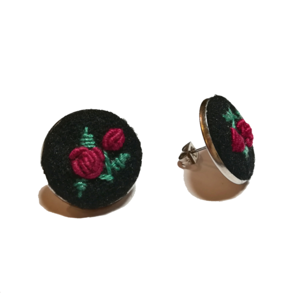 Κεντητά μαύρα στρόγγυλα σκουλαρίκια με κόκκινα τριαντάφυλλα - καρφωτά, μικρά, ατσάλι - 2