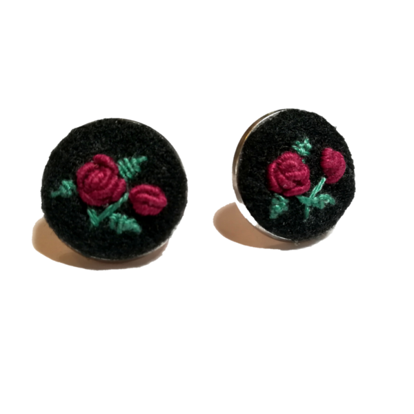 Κεντητά μαύρα στρόγγυλα σκουλαρίκια με κόκκινα τριαντάφυλλα - καρφωτά, μικρά, ατσάλι - 4