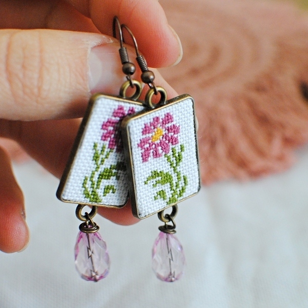 Κεντητά σκουλαρίκια Pink Daisies - κεντητά, vintage, ορείχαλκος, λουλούδια, κρεμαστά - 2