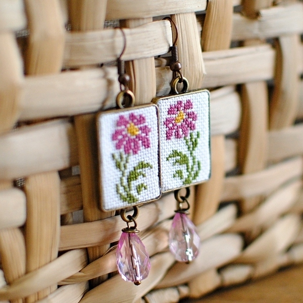 Κεντητά σκουλαρίκια Pink Daisies - κεντητά, vintage, ορείχαλκος, λουλούδια, κρεμαστά - 3
