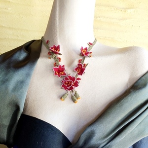 Κοντό πλούσιο κολιέ φριβολιτέ "Red Blossom" - ύφασμα, κοντά, λουλούδι, boho - 2