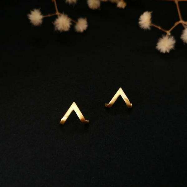 Καρφωτά σκουλαρίκια επίχρυσα, triangle huggie earrings - ασήμι, επιχρυσωμένα, γεωμετρικά σχέδια, καρφωτά, νυφικά - 2
