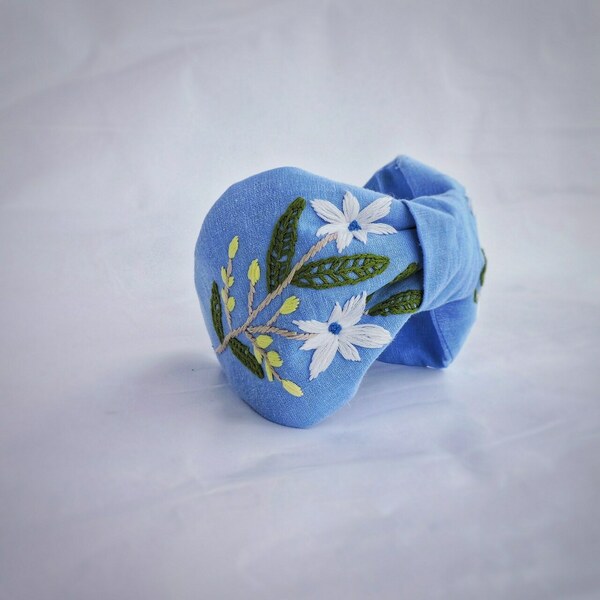 Χειροποίτη φλοράλ στέκα με κέντημα στο χέρι σε baby blue λινό ύφασμα / Handmade floral embroidery headband in baby blue linen cloth . - ύφασμα, στέκες - 3