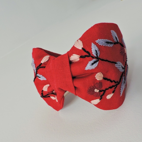 Χειροποίτη φλοράλ κεντημένη στέκα σε κοκκινο λινό ύφασμα σε vintage στυλ / Handmade floral embroidery headband in red linen cloth . - headbands - 2