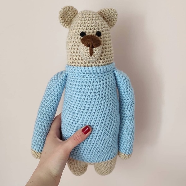 Πλεκτό αρκουδάκι με γαλάζιο πουλόβερ και μακριά χέρια - crochet, λούτρινα, αρκουδάκι, amigurumi