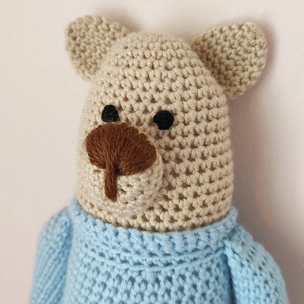 Πλεκτό αρκουδάκι με γαλάζιο πουλόβερ και μακριά χέρια - crochet, λούτρινα, αρκουδάκι, amigurumi - 3