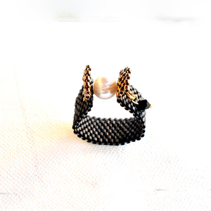 Μαύρο δαχτυλίδι με χάντρες Miyuki delica και μαργαριτάρι του γλυκού νερού και κρύσταλλο - μαργαριτάρι, κρύσταλλα, χάντρες, miyuki delica, σταθερά