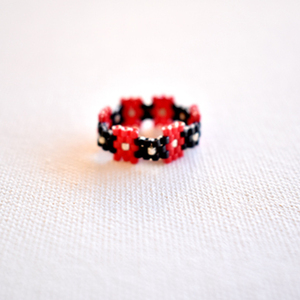 Δαχτυλίδι Miyuki σε μαύρο και κόκκινο - χάντρες, miyuki delica, μικρά, σταθερά, δώρα για γυναίκες