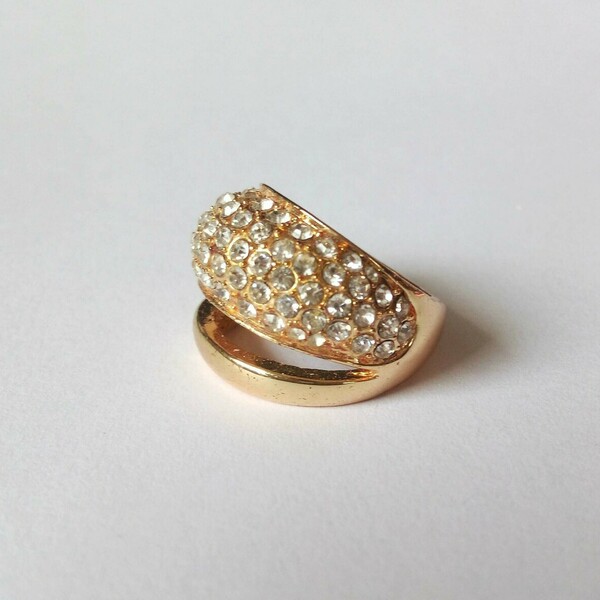 Δαχτυλίδι σε χρυσό χρώμα με κομψό σχέδιο και στρασάκια - σταθερά, για γάμο, μεγάλα, φθηνά - 2