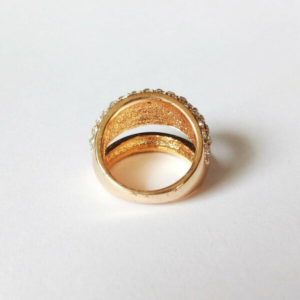 Δαχτυλίδι σε χρυσό χρώμα με κομψό σχέδιο και στρασάκια - σταθερά, για γάμο, μεγάλα, φθηνά - 3