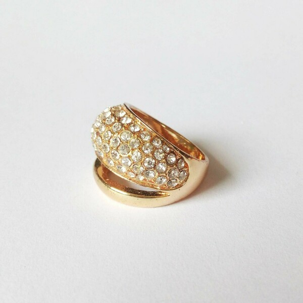 Δαχτυλίδι σε χρυσό χρώμα με κομψό σχέδιο και στρασάκια - σταθερά, για γάμο, μεγάλα, φθηνά - 4
