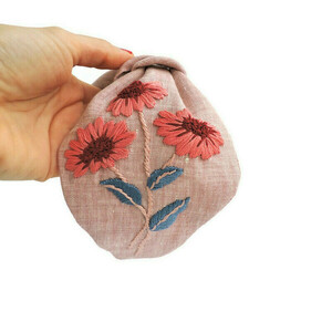 Χειροποίτη φλοράλ στέκα με κέντημα σε ροζ λινό ύφασμα / Handmade floral embroidery headband in rose linen cloth . - ύφασμα, στέκες - 3