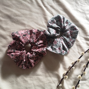 Floral λαστιχάκια μαλλιών scrunchies σε χρώμα μέντας και old rose - ύφασμα, vintage, για τα μαλλιά, Black Friday, λαστιχάκια μαλλιών - 2