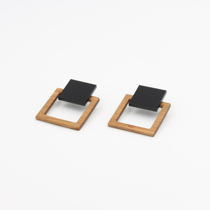 Ξύλινα τετράγωνα σκουλαρίκια με μαύρο plexiglass - καρφωτά, μικρά, ξύλο, plexi glass, γεωμετρικά σχέδια