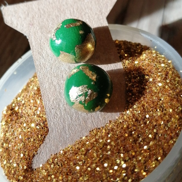 Καρφωτά σκουλαρίκια από φύλλα χρυσου 23,75 καράτια χρυσό Ιταλίας Manetti και πολυμερικό πηλό χειροποίητα σχέδιο : πράσινες χρυσές μπάλες - χρυσό, πηλός, χειροποίητα, μικρά, καρφάκι - 4
