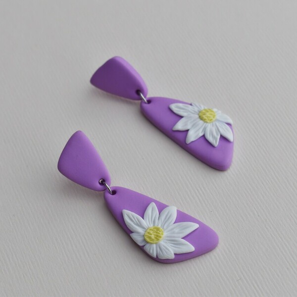 "Daisies on lilac"- Χειροποίητα καρφωτά σκουλαρίκια με μαργαρίτες (πηλός, ατσάλι) (5,5εκ.) - πηλός, λουλούδι, ατσάλι, boho, κρεμαστά - 2