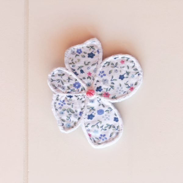Γυναικεία καρφίτσα, με απλικαρισμένο λουλούδι φλοράλ λευκό - ύφασμα - 2