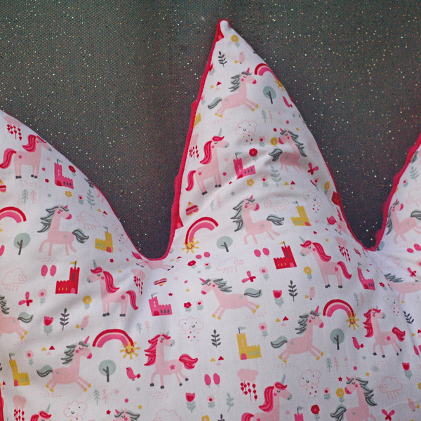 Μαξιλάρι κορώνα με κόκκινους μονόκερους - κορίτσι, αγόρι, μονόκερος, μαξιλάρια - 2
