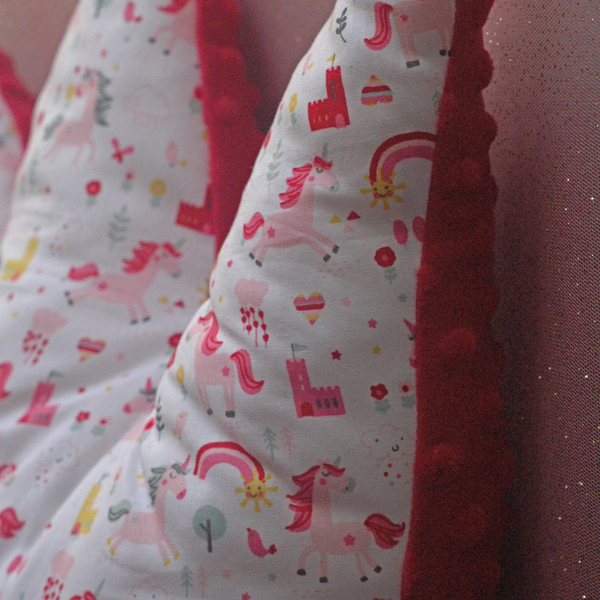 Μαξιλάρι κορώνα με κόκκινους μονόκερους - κορίτσι, αγόρι, μονόκερος, μαξιλάρια - 4