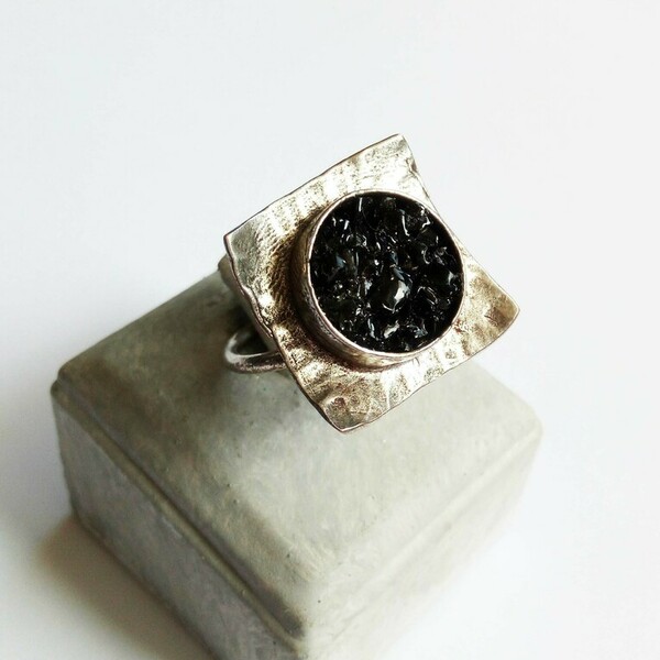 Επάργυρο τετράγωνο δαχτυλίδι με κυκλική λεπτομέρεια από πέτρες με μαύρο Όνυχα - ημιπολύτιμες πέτρες, επάργυρα, μπρούντζος, μεγάλα, αυξομειούμενα - 3