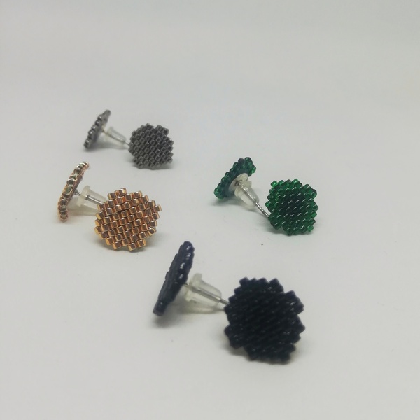 Κουμπωτά πλεκτά σκουλαρίκια σε διάφορα χρώματα - καρφωτά, μικρά, πλεκτά