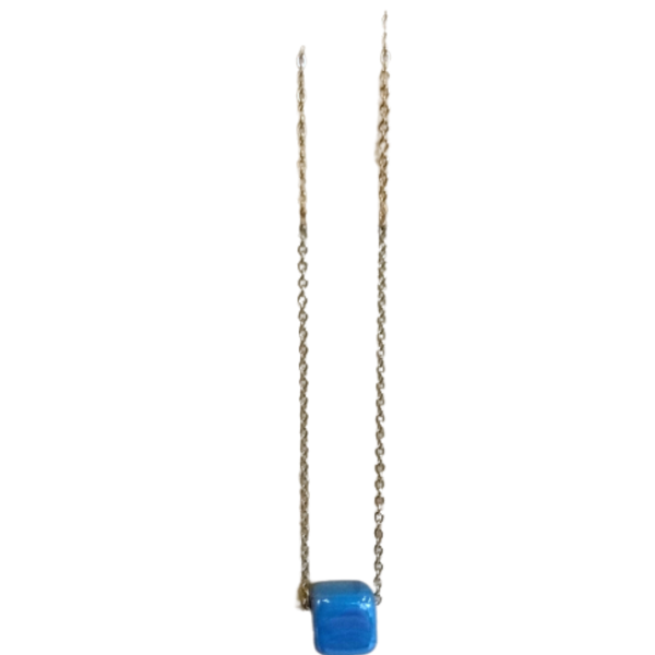Χειροποίητο κολιέ με χρυσή ατσάλινη αλυσίδα και κεραμικό κύβο - charms, επιχρυσωμένα, χάντρες, κοντά, ατσάλι, μπλε χάντρα