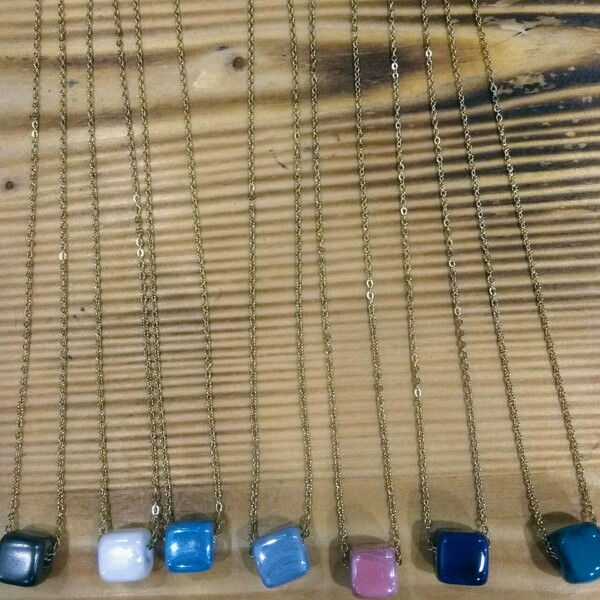 Χειροποίητο κολιέ με χρυσή ατσάλινη αλυσίδα και κεραμικό κύβο - charms, επιχρυσωμένα, χάντρες, κοντά, ατσάλι, μπλε χάντρα - 4