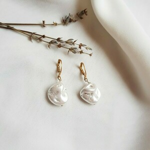 "Pearl Earrings"- Μίνιμαλ σκουλαρίκια με πέρλες - επιχρυσωμένα, κρίκοι, μικρά, ατσάλι, πέρλες - 2